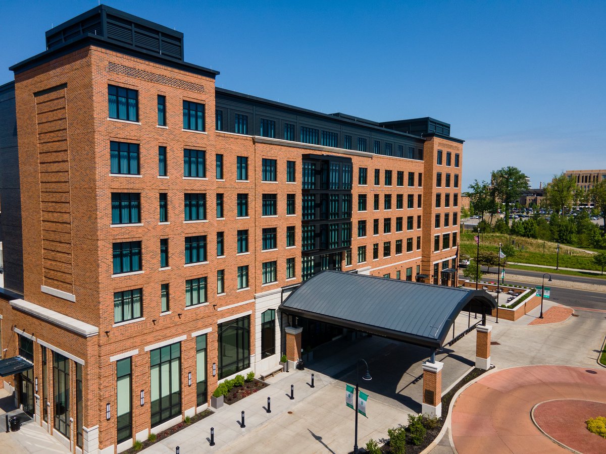 HallAluminum's tweet photo. If you stay here during college football season you can see and hear Notre Dame football! #football #embassysuites https://t.co/fHFStSZPF9