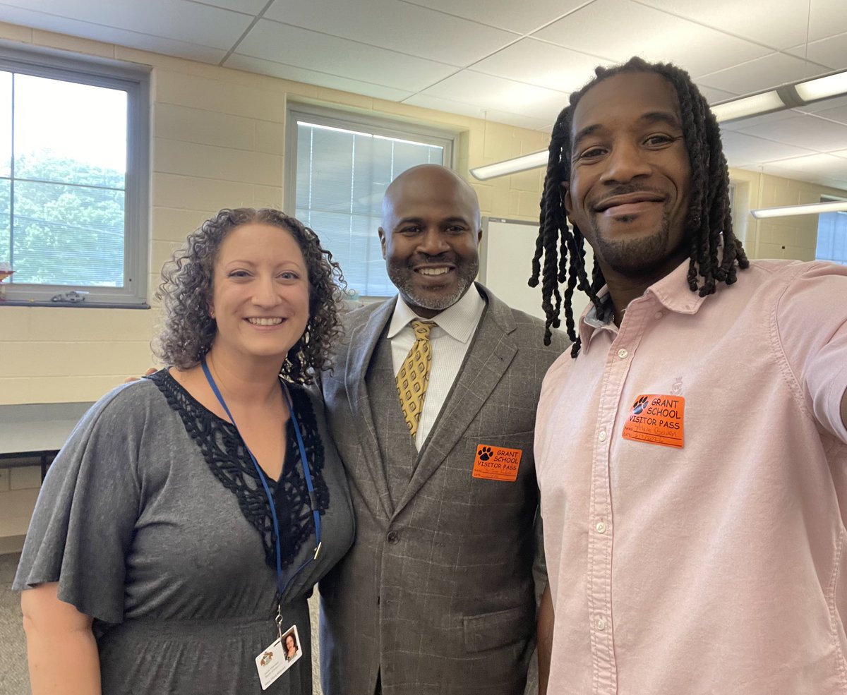 josuefalaise's tweet photo. Had blast today with South Plainfield’s Grant School staff. At this point in the school year, I provided them with &amp; modeled a number of tools, techniques &amp; resources. Just the beginning! Wait &amp; see! #WhyGOMO Special thanks to @marymalyska! First time appearance for @AlvinBowen54 https://t.co/P1NKEzd9VZ