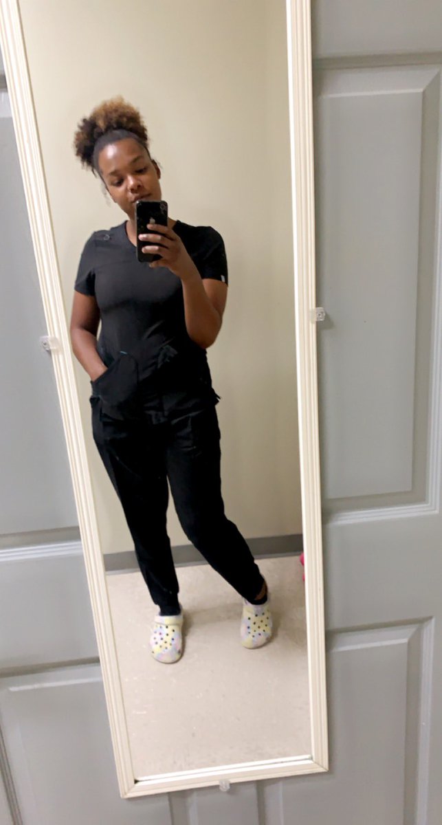 liananicole_'s tweet photo. Nothing just loving my new job💕🥳 https://t.co/8jy5Zgaa16