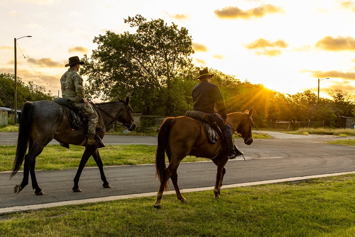 1stCavalryDiv's tweet photo. Maj. Gen. John B. Richardson IV bid Farwell to outgoing staff members this morning to do a final ride into the sunrise.
#FirstTeam | #BigYellowPatch | #WinningMatters | #LiveTheLegend | #WeAreTheCAV | #CAVLegacy | #CAVStrong
III Corps and Fort Hood https://t.co/y0M2cxy7C3