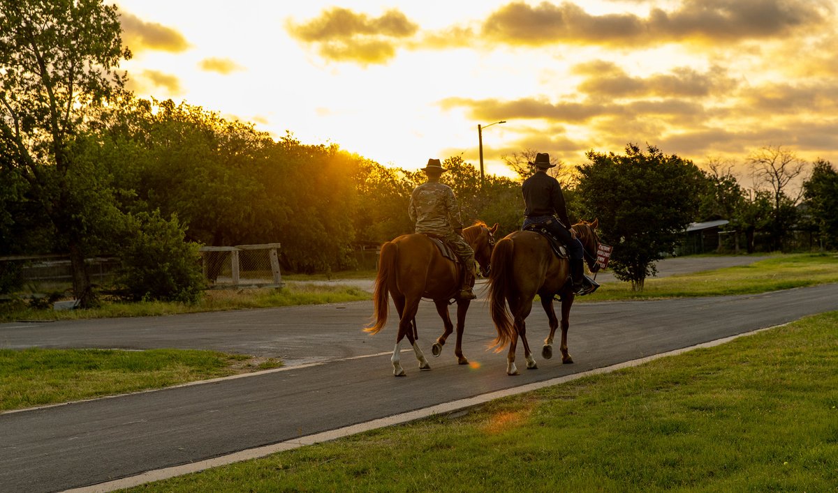 1stCavalryDiv's tweet photo. Maj. Gen. John B. Richardson IV bid Farwell to outgoing staff members this morning to do a final ride into the sunrise.
#FirstTeam | #BigYellowPatch | #WinningMatters | #LiveTheLegend | #WeAreTheCAV | #CAVLegacy | #CAVStrong
III Corps and Fort Hood https://t.co/y0M2cxy7C3