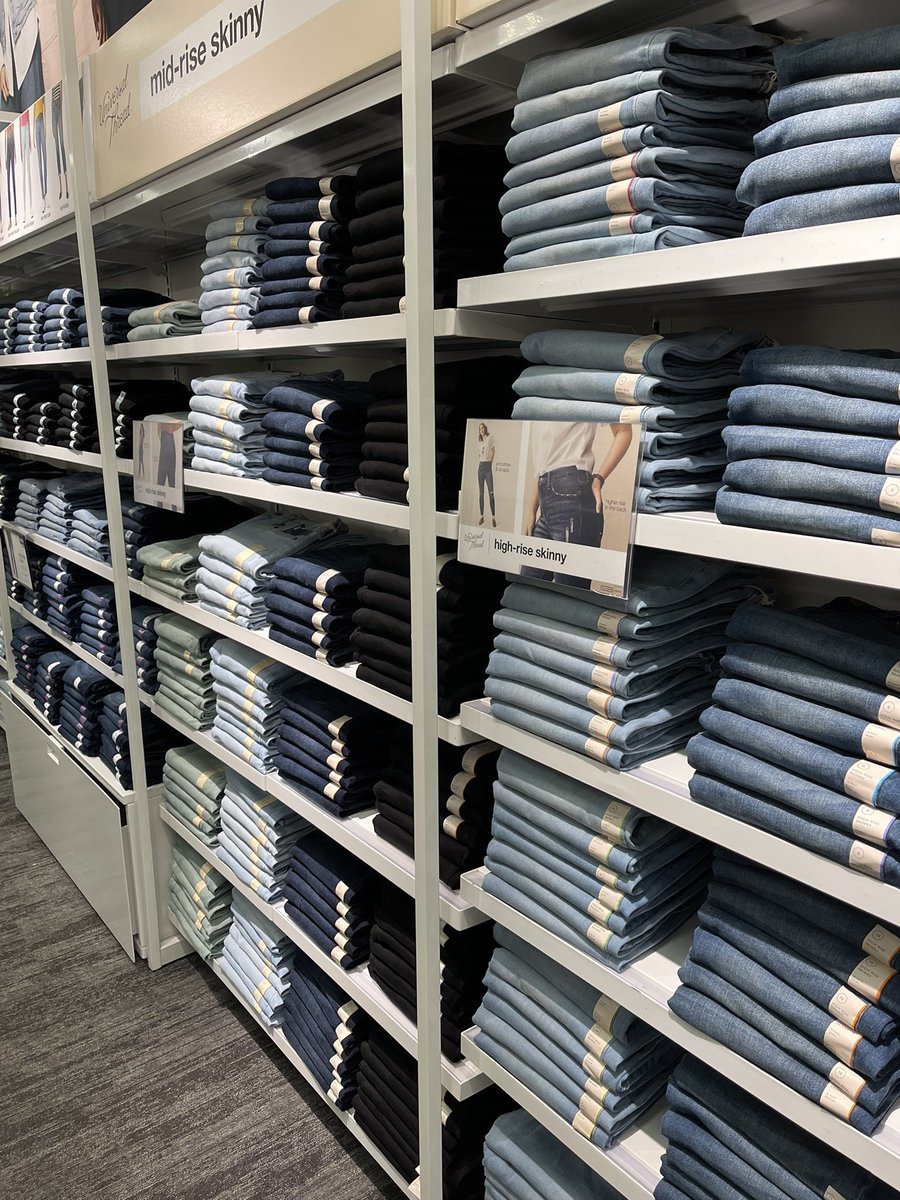 Let’s talk about crisp denim folds!! Extremely grateful for Style Consultants Marci and Courtney to help rock it out!! 👖🤩 #D189HasStyle