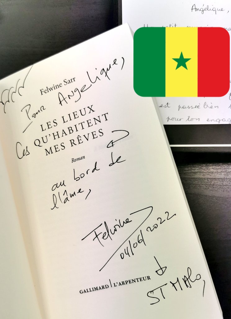 Aujourd'hui, au travail,
j'ai reçu un magnifique cadeau. 
Je suis tellement touchée par cette délicate attention ✨
Tellement fière (aussi) d'être Sénégalaise... 🥰🇸🇳🥰

Ce collègue a eu raison de choisir le grand <a href="/FelwineSarr/">Felwine Sarr</a> 👌🏼😊
<a href="/Gallimard/">Gallimard</a> #Larpenteur