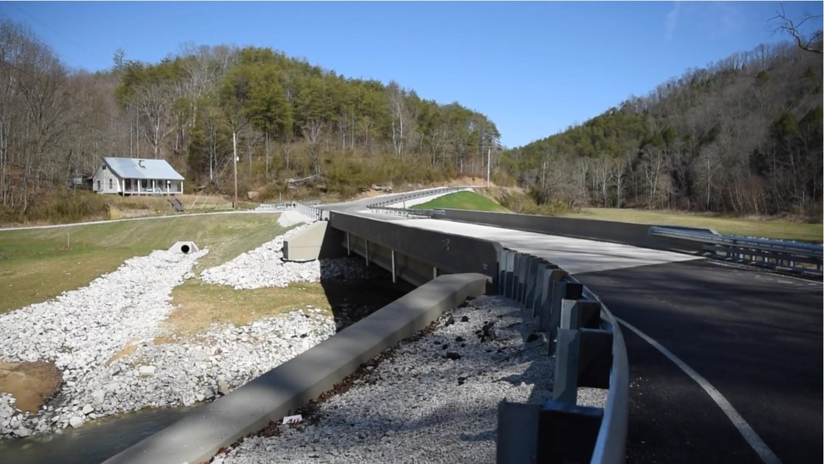 BridgingKY's tweet photo. Talk about a Transformation Tuesday! This Breathitt County bridge carrying KY 378 over Frozen Creek looks great after receiving a complete replacement. The old bridge had cracking, exposed rebar and rust. https://t.co/Em9uEoTZum