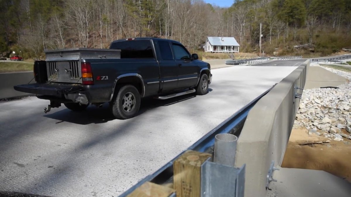 BridgingKY's tweet photo. Talk about a Transformation Tuesday! This Breathitt County bridge carrying KY 378 over Frozen Creek looks great after receiving a complete replacement. The old bridge had cracking, exposed rebar and rust. https://t.co/Em9uEoTZum