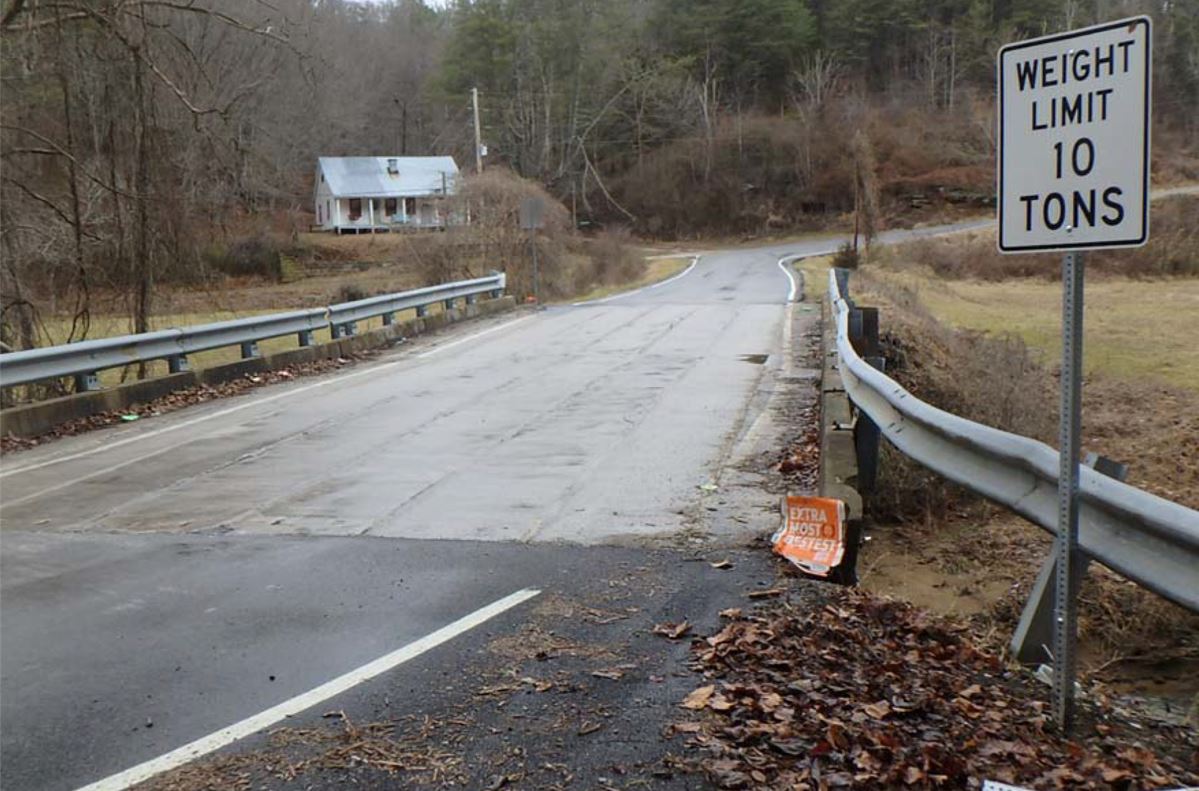 BridgingKY's tweet photo. Talk about a Transformation Tuesday! This Breathitt County bridge carrying KY 378 over Frozen Creek looks great after receiving a complete replacement. The old bridge had cracking, exposed rebar and rust. https://t.co/Em9uEoTZum