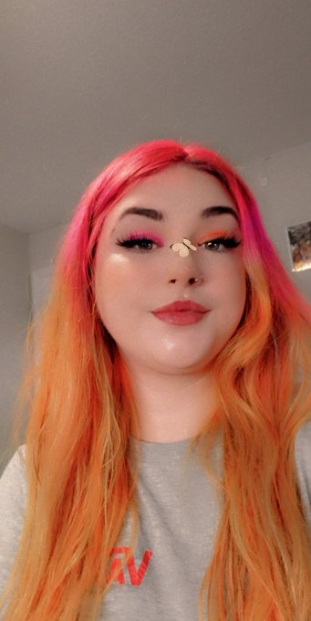 Dyed my hair 😇 https://t.co/8ZBw7fyXIm<a href="/tag/onmfc"class="tags"><span>#onmfc</span></a>