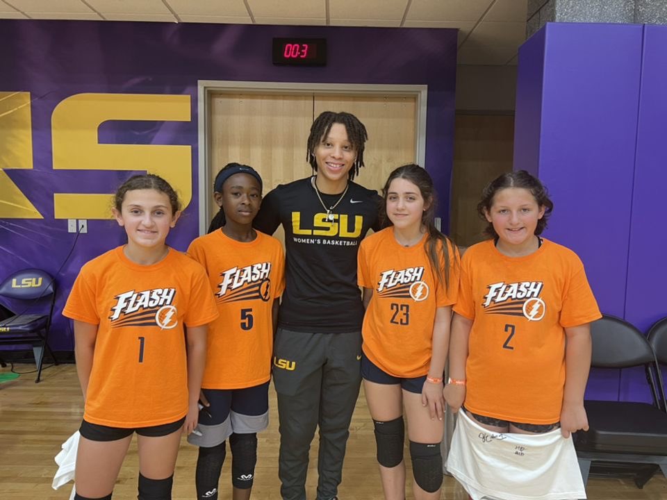 ImmiLou5's tweet photo. Me and my girls with @cherry01__ 💪🏾💯🏀 https://t.co/KtXGe575HW