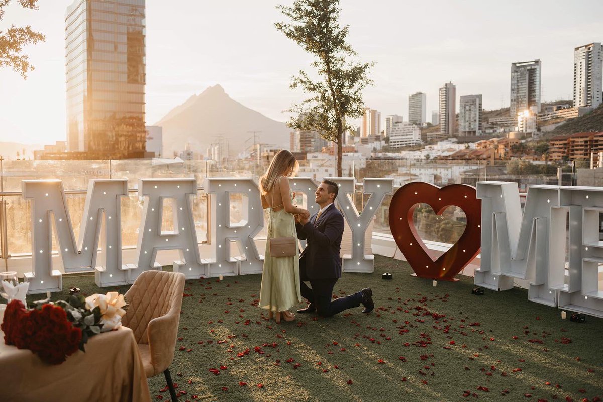 sammygs6's tweet photo. Hace más de un año @isaabelra me pregunto, quien es Julio? Y mi contestación fue … mi futuro esposo 😛 cabe de recalcar que en ese momento Julio y yo no hablábamos. Solo puedo decir que cuando se sabe se sabe 🤍💍 https://t.co/Dz45qyOdpO
