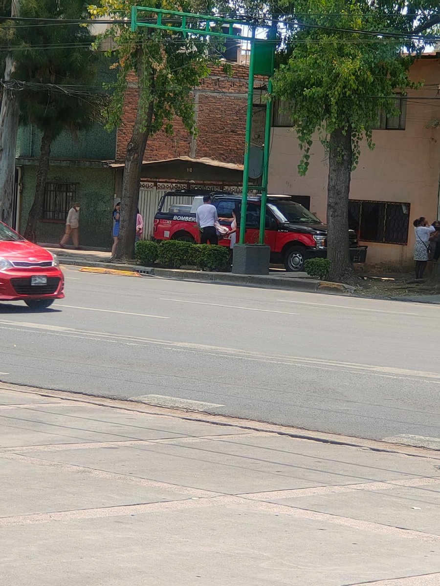 luis77745391759's tweet photo. Lo irónico de la vida, en la mayoría de las estaciones sin parque vehicular y los mandos dándose la gran vida paseando a sus familias así las cosas en bomberos estábamos mejor cuando estábamos peor. @Bomberos_CDMX @Claudiashein @ContraloriaCDMX https://t.co/fEqleTCunm