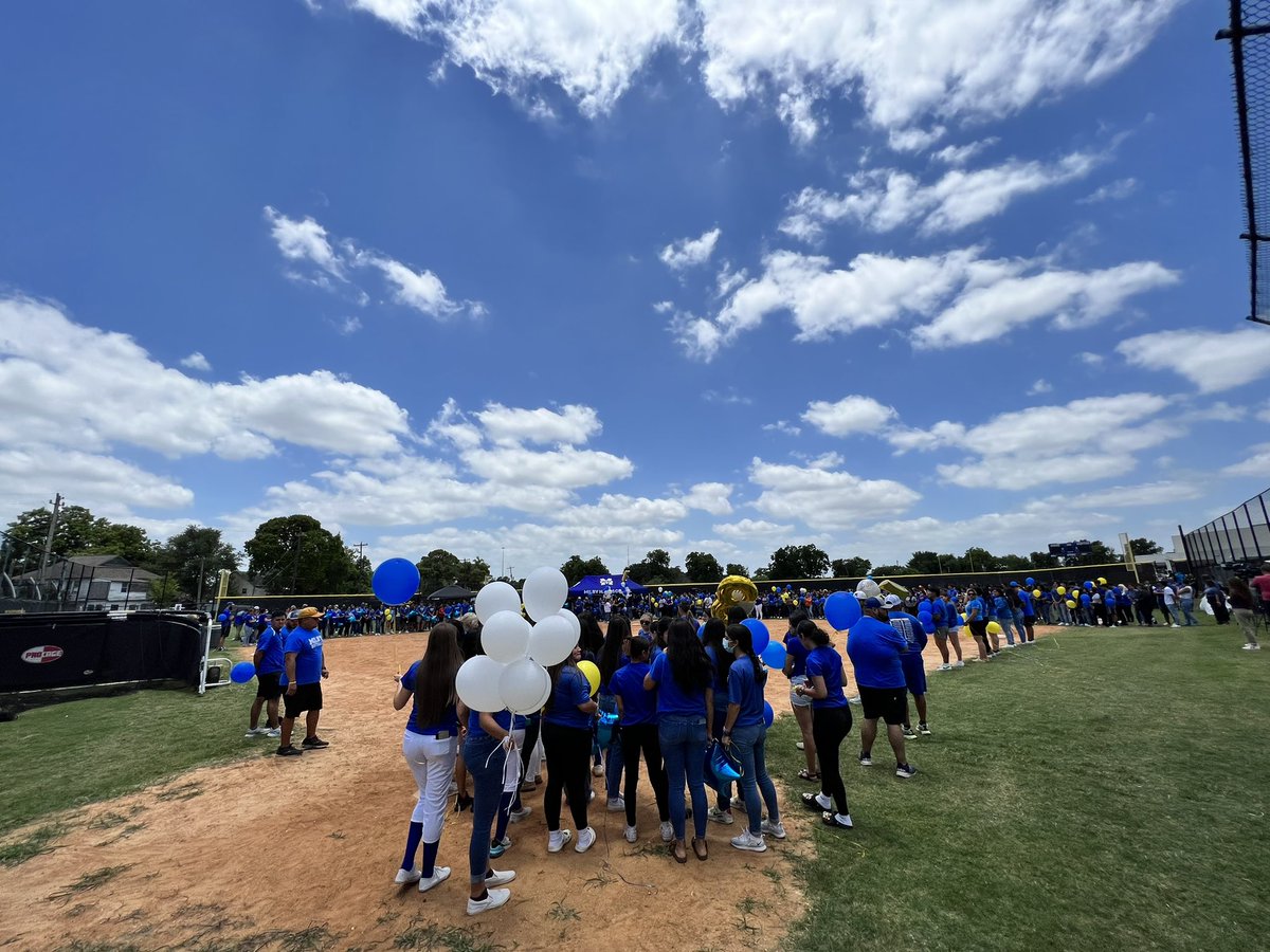 Today, the <a href="/Milby_HS/">Charles Milby High School</a> community honors the memory of 16-year-old Emily Castilleja with a vigil and balloon release. #MilbyStrong 💙 <a href="/milby_softball/">Milby softball</a>