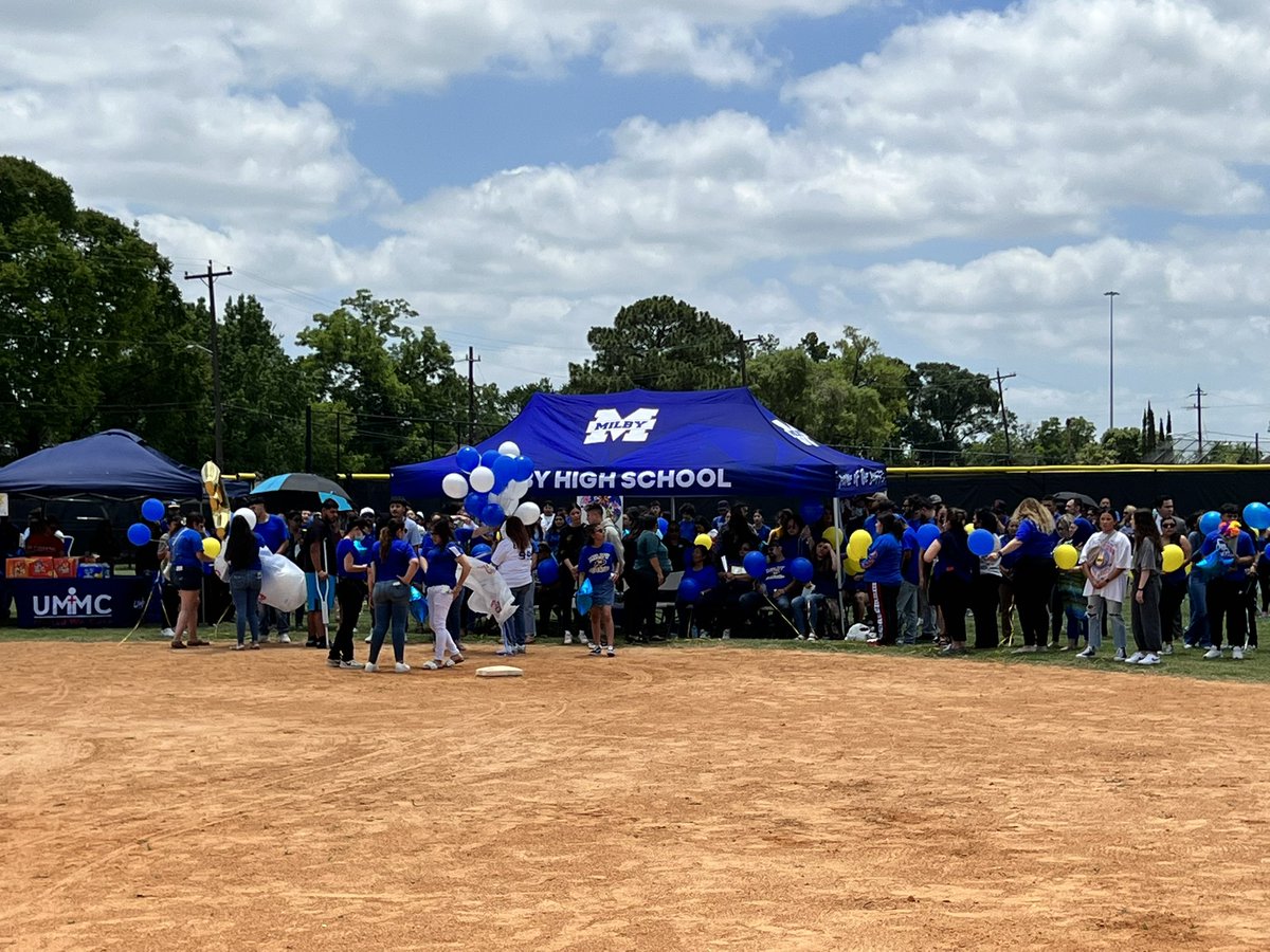 HoustonISD's tweet photo. Today, the @Milby_HS community honors the memory of 16-year-old Emily Castilleja with a vigil and balloon release. #MilbyStrong 💙 @milby_softball https://t.co/C17oCgre2s