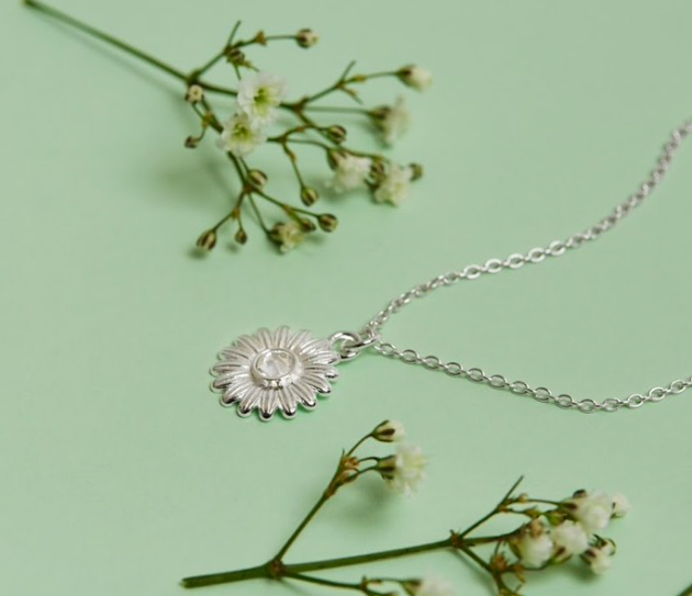 Shop timeless Annie Oak pieces with a happy conscious 🌍 🤍

#sustainability #timeless #sustainablejewellery #ecofriendly #fashion #spring #summer #ss22 #flowers #annieoak #ecojewellery #ecofriendly #handmadejewelry #handmadewithlove #artjewellery #ethicaljewelry