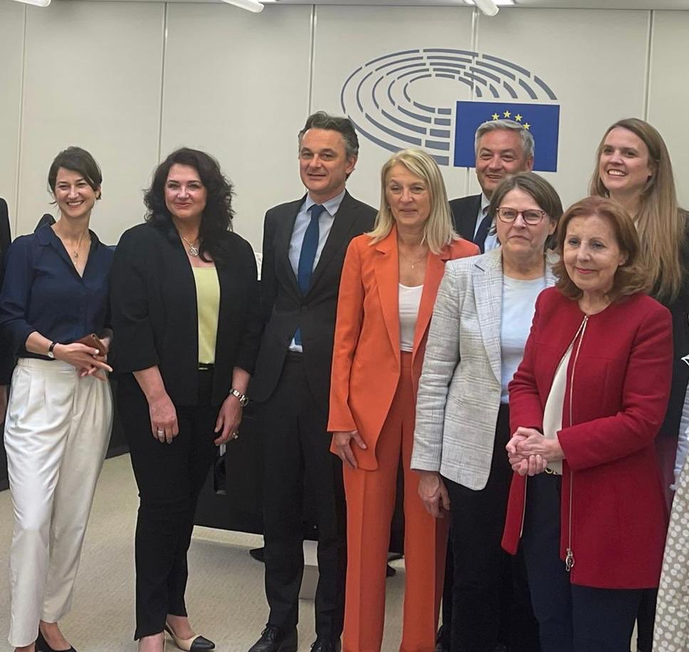 Delighted that after 10 years <a href="/EUCouncil/">EU Council</a> and <a href="/Europarl_EN/">European Parliament</a> reached an agreement on the <a href="/EU_Commission/">European Commission</a>'s #WomenOnBoards proposal.

Onwards to a Europe that works for all of us.

I thank all those who invested in today’s success. 

#GenderEquality #UnionOfEquality
