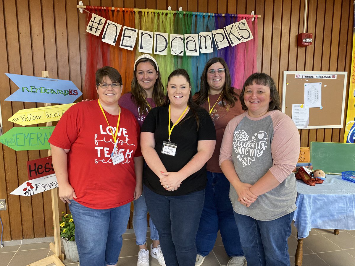 Faris family at #NerdcampKS <a href="/jmill517/">Jennifer Miller</a> <a href="/mrstrush/">Teresa Rush</a> <a href="/brandaealpha/">crowdplsrr</a>