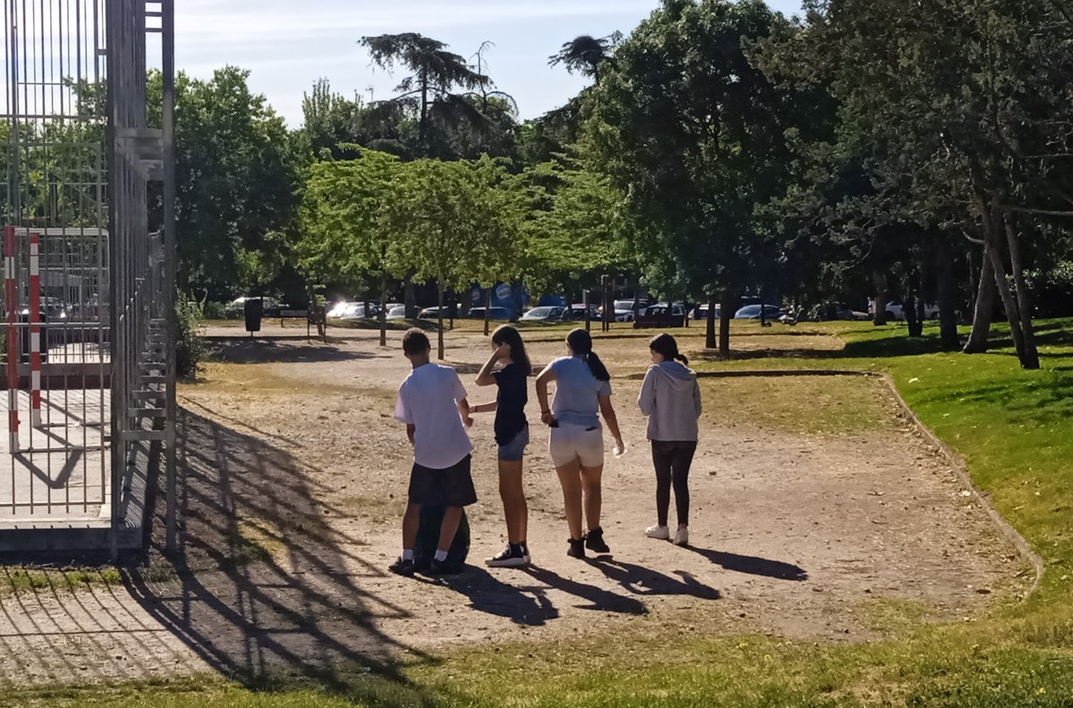 SMAMadrid's tweet photo. 🌳 La clase de #IAE de 2º #ESO ha ido al #ParqueDeLasCruces de @JMDCarabanchel para recoger residuos tirados en el suelo.

🙏🏿 🙏🏻 🙏🏼 ¡Gracias a l@s vecin@s de #Carabanchel que nos han animado y ayudado! @avocesdecaraban

😯 ¡En 45 min. han recogido todo esto! #EscuelasSostenibles https://t.co/ATArWMWQX4