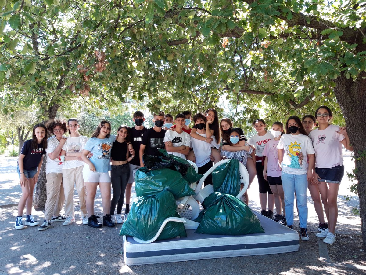 SMAMadrid's tweet photo. 🌳 La clase de #IAE de 2º #ESO ha ido al #ParqueDeLasCruces de @JMDCarabanchel para recoger residuos tirados en el suelo.

🙏🏿 🙏🏻 🙏🏼 ¡Gracias a l@s vecin@s de #Carabanchel que nos han animado y ayudado! @avocesdecaraban

😯 ¡En 45 min. han recogido todo esto! #EscuelasSostenibles https://t.co/ATArWMWQX4