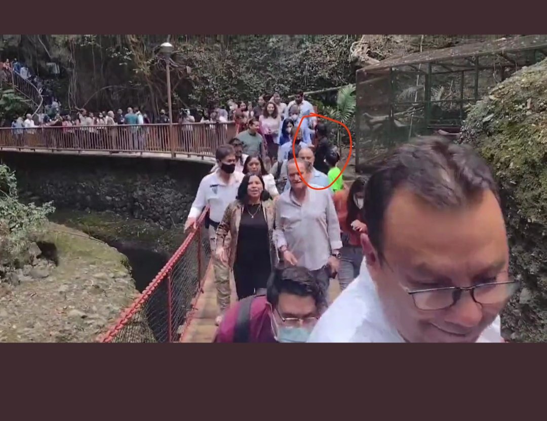 🔴 ATENCIÓN 🔴
Mucho pero mucho OJO con esta persona de negro ajena al recorrido.
Espero a que pasará la gente y brinco bruscamente, justamente de dónde se rompe el puente y el se queda colgado como sabiendo lo que PASARÍA.
#Cuernavaca #puente #Mexico #Cuernavaca #accidente