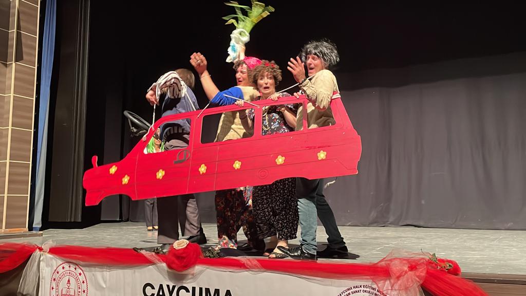 CaycumaHEM's tweet photo. Hayat Boyu Öğrenme Haftasını muhteşem bir tiyatro göster ile bitirmenin gururunu yaşıyoruz. Biletleri 10 dk da bitiren salonu yine tıklım tıklım dolduran seyircimize minnettarız.
@tcmeb @yilmaznazif @sdulger43 @mebhbogm @zuleyhaaldogan @ismailbas67 @GokhanIncirciog https://t.co/xYaSmkno4T