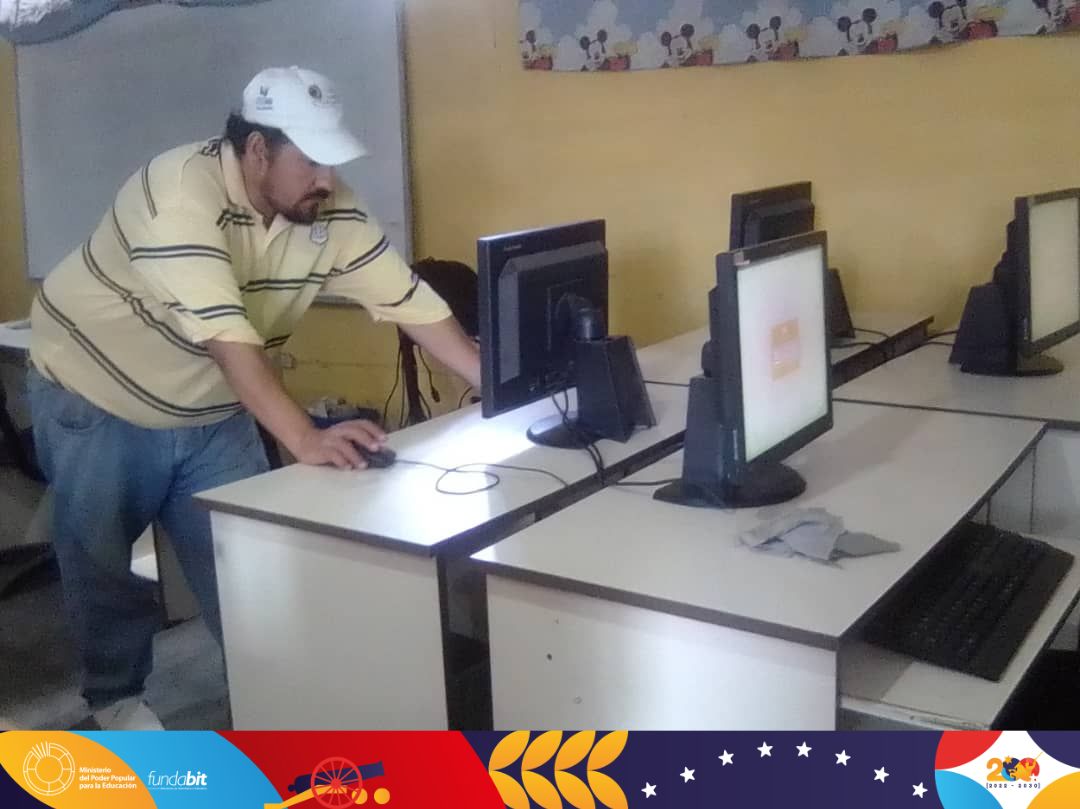 #EnFotos 📷| Nuestro equipo de <a href="/fundabitguaric2/">Fundabit Guárico</a> realiza la instalación y activación de equipos en el #Cbit Caridad Galloza ubicado en la E.E.P. Simón Bolívar del Municipio Ortiz en el Estado Guárico, este espacio beneficiara a 186 estudiantes. 
#AmericaSoyYo
#SomosFundabit