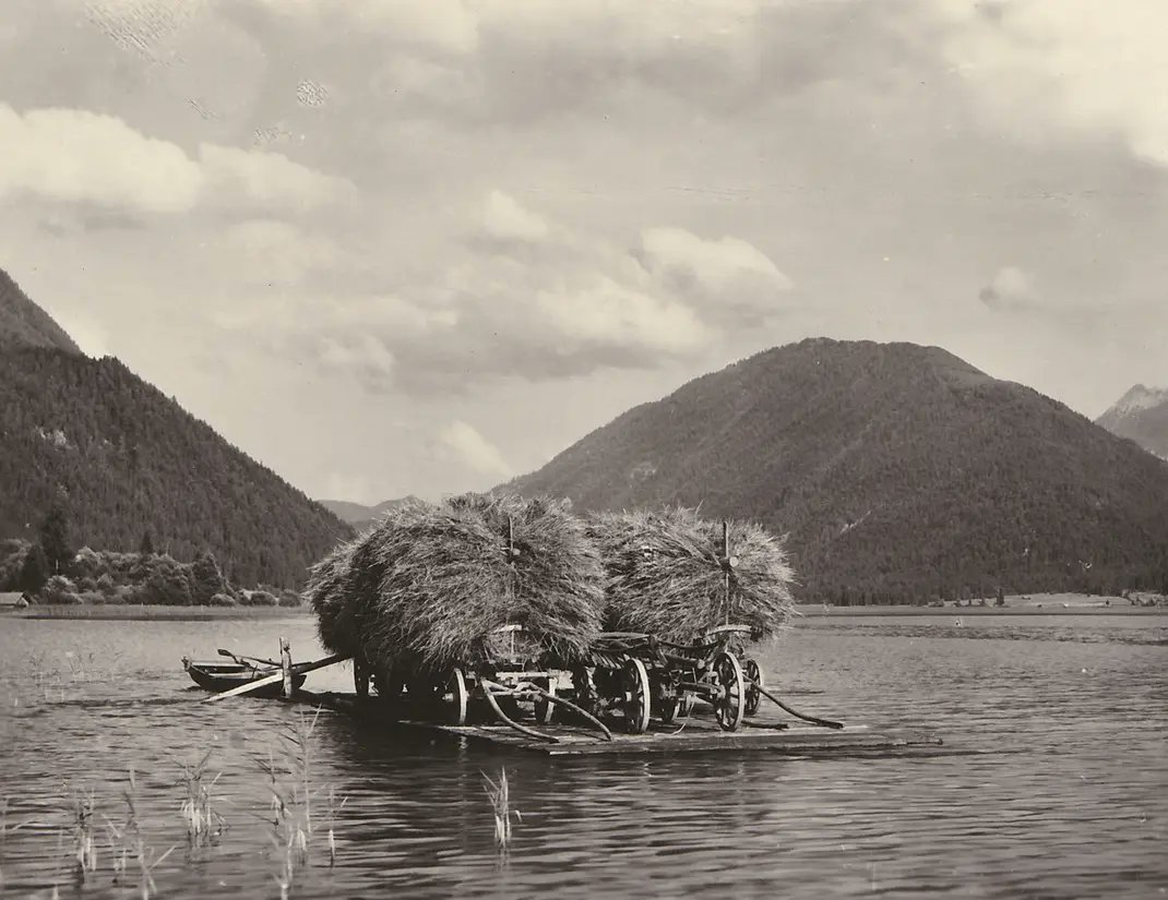 2 Leiterwägen voll mit Heu am #Weissensee in den 1920er-Jahren. So konnte im Sommer die Mahd auf schnellstem Weg von der einen auf die anderen Seite des Sees gebracht werden.
#gailtalerzeitbilder #Sommer #Kärnten #Koroška