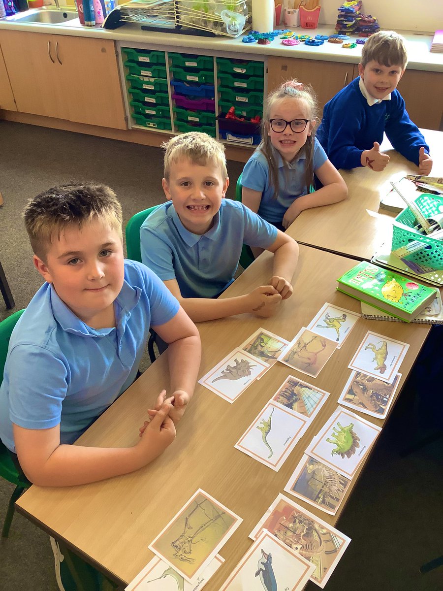 MissBowenGreen1's tweet photo. Exploring fossils in our recent science topic of Rocks 🪨🦕🦖🐊 @BramleyJunior #bsjscience https://t.co/CBP3rLglAR