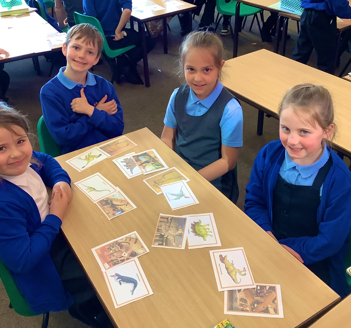 MissBowenGreen1's tweet photo. Exploring fossils in our recent science topic of Rocks 🪨🦕🦖🐊 @BramleyJunior #bsjscience https://t.co/CBP3rLglAR