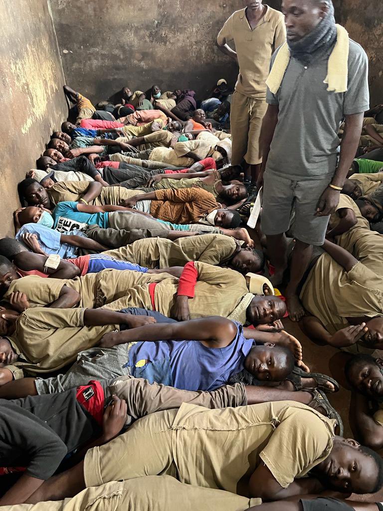 LynneStactia's tweet photo. This is a Zimbabwean prison under ZANUPF &amp; the Second Republic 🤷🏽‍♀️🤷🏽‍♀️🤷🏽‍♀️ and this is perfectly fine to treat each other like this coz we are black to black, if it was Ian Smith we would SCREAM!! https://t.co/5EfZhjtTmV