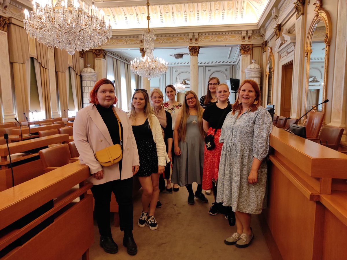Meidän huikea ja vaikuttava porukka.❤️‍🔥Sanattomaksi jäävät vain kuulijat kun tän jengin kokemukset, tarinat ja ideat pääsevät vauhtiin. Mukana <a href="/tukenasi/">Tukenasi ry</a> <a href="/NuortenRaati/">Kohtaamiskoulutus</a> <a href="/veturointi/">Veturointi</a> @vamosturku @vsfinfami