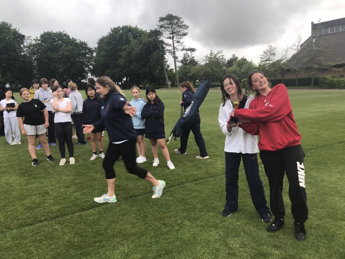 It’s the great presentation of the winners’ cup.  #StSwithunsBoarding