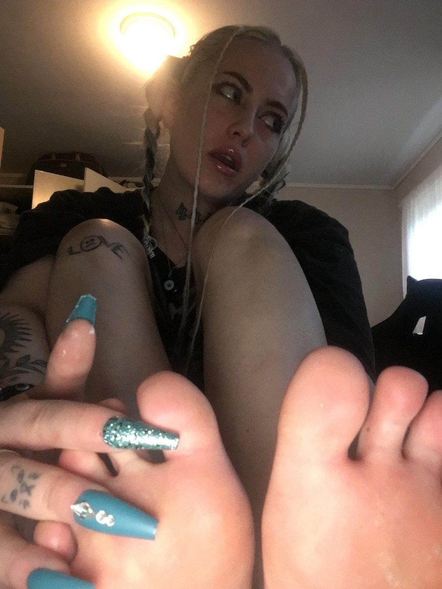 MissEffy717's tweet photo. I want you to beg me to worship my feet #feet #feetfethish #FEETJOI #findomdrains #femdom #paypigs #paypigswanted i have snap to verify https://t.co/gp9j45HwIS
