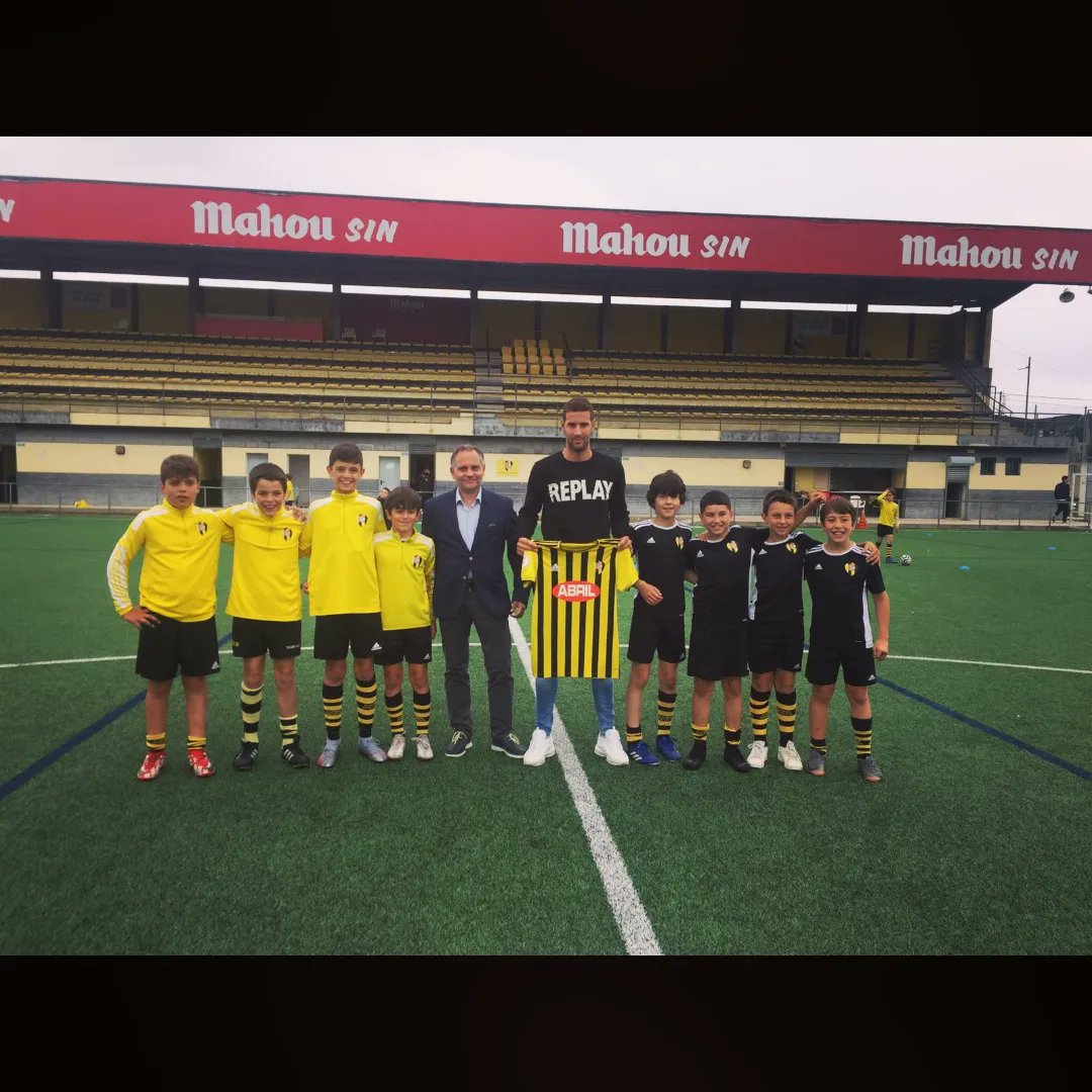 Aranpazos's tweet photo. Creo fuertemente en los valores del respeto y la disciplina. Aquí los obtuve, de aquí soy. Porque un día yo también fui uno de esos niños.
A por los objetivos!! @RapidodeBouzas https://t.co/glzdlzWdQx