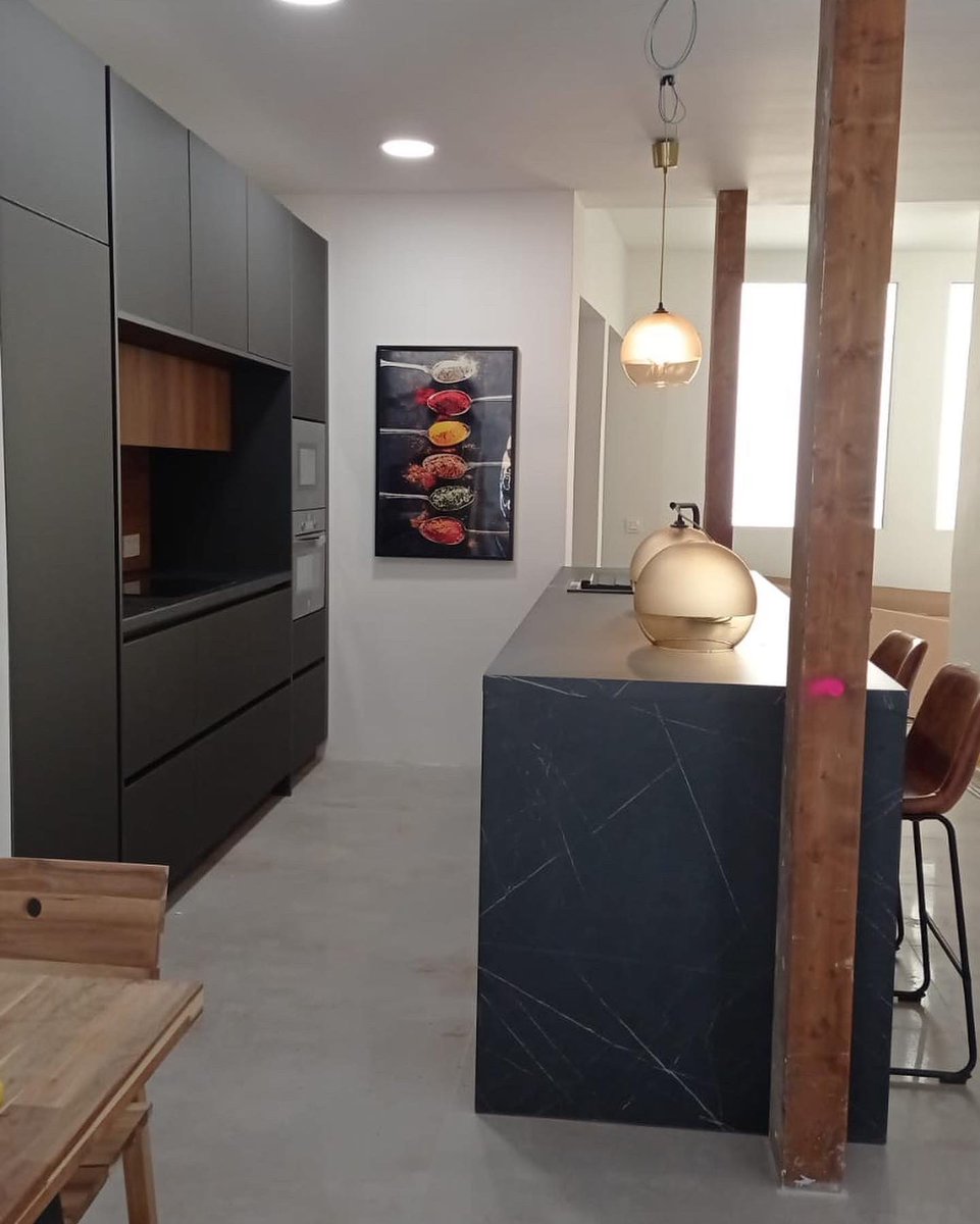 Cocina elegante y funcional, con isla central. 🏠