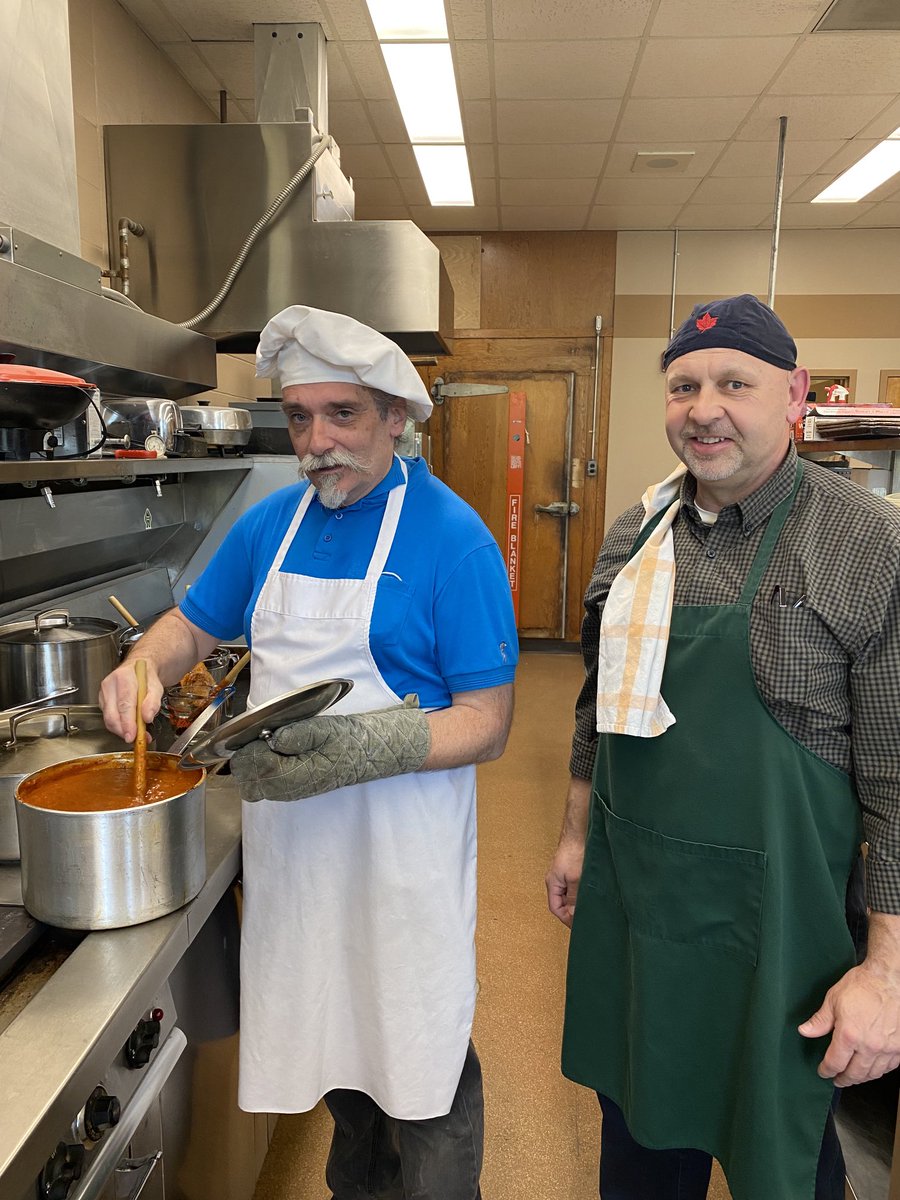 Simonds_HS's tweet photo. Grade 12 Spaghetti supper preparation is under way! The smell is incredible! #Teamwork #Supperisready #Classof2022 💛💚🐝 https://t.co/1jOMO2PFwz