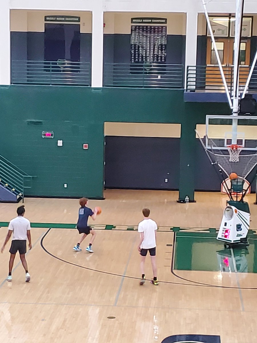 CreekviewHoops's tweet photo. Showed up for kids camp this morning at 7:45 to find @umarrashid711 working with some of our guys. Love him giving back to the program! Also had @PaxtonNayman84 in attendance for camp as well. Great seeing these #legendsoftheview! https://t.co/WExCNpuHDp