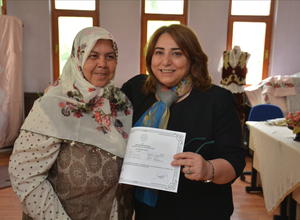 AlpuMem's tweet photo. Hayat Boyu Öğrenme Haftası Etkinlikleri kapsamında Alpu Bozan Mahallesi'nde Alpu Halk Eğitimi Merkezî tarafından düzenlenen sergi açılışına Alpu Kaymakamımız Kübra KARAALİOĞLU ,Eskişehir İl Milli Eğitim Müdürümüz Pervin TÖRE katıldı. 
@pervin_tore
 
@Kbrkaraal https://t.co/jVsi9R3Owr