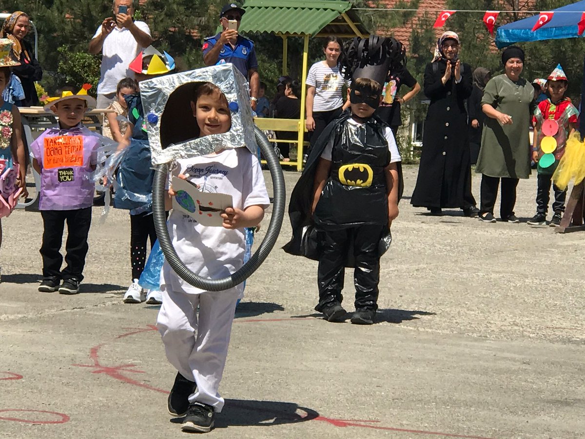 Okulumuzun bahçesindeki şenlik ve kermesimiz çok güzel oldu. <a href="/hknkadi/">Hakan Kadı</a> <a href="/ismailbas67/">İsmail BAŞ</a> <a href="/caycumailcemem/">Çaycuma İlçe Milli Eğitim Müdürlüğü</a> <a href="/zuleyhaaldogan/">Züleyha Aldoğan</a> @il_milli <a href="/fatiherdalylmz/">Erdal Yılmaz</a> <a href="/Shandecebeci/">Selin Hande</a> <a href="/tayfundurhan/">tayfundurhan</a> <a href="/_1Melekk/">_Melek</a> <a href="/MunireYYildiz/">Münire YEŞİL YILDIZ</a> nebiogluilkokulu.meb.k12.tr/icerikler/senl…