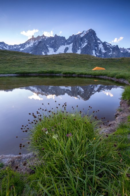 夏に味わえる山の景色🌄 アルプスに囲まれるこのエリアならではの過ごし方です😉 @italia from @AostaValley