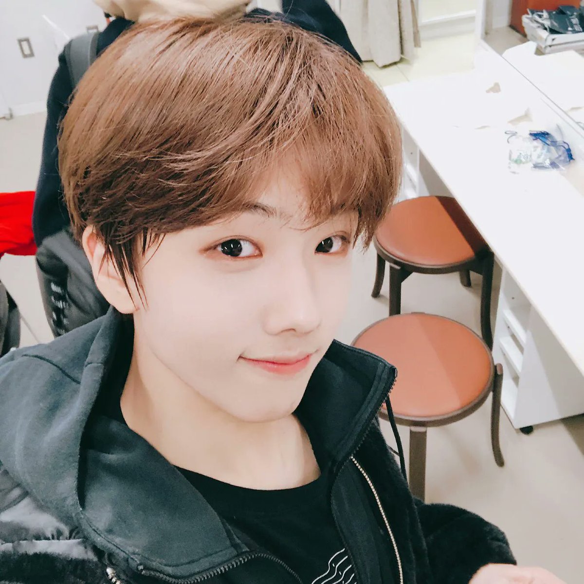 closed; park jisung hourly tweet media