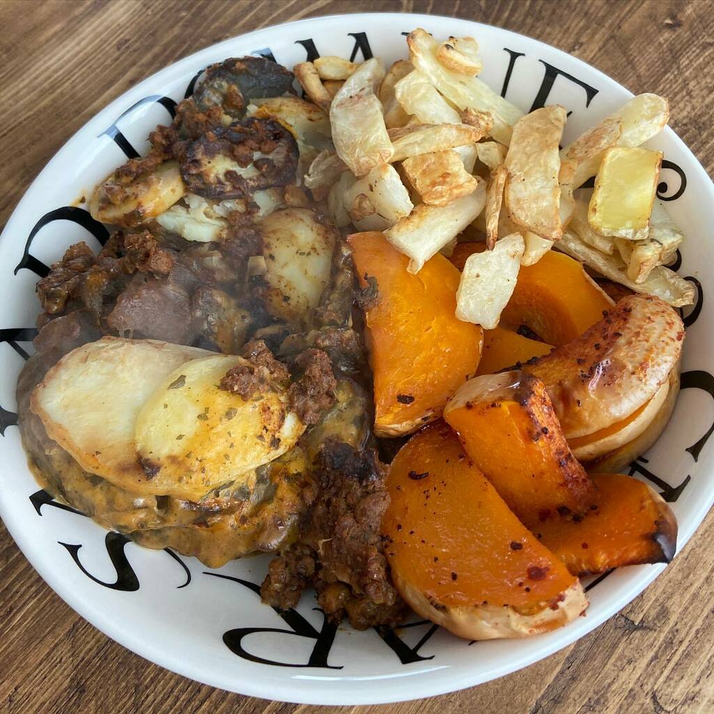 MrsUrbanGiant's tweet photo. D I N N E R
Back to healthier eating again. Dinner was @slimmingworld moussaka, butternut squash and chips 🙌🏻
#healthyextras #hifibars #chocolatesyns
#treatplate #syns #treats #lowsyntreats #lowsyn
#losingthebabyweight #EmmaBridgewater
#tallteacher #s… https://t.co/GHXhK2xbv1 https://t.co/fCYFGBc5Q7