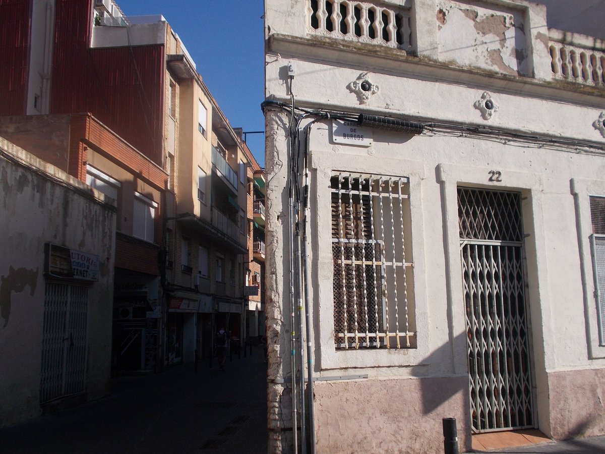 sants3radio's tweet photo. El veïnat dels carrers Burgos i Riera de Tena del barri de Sants s’organitza de nou per exigir que es desencalli el seu procés de reallotjament. Al #SantsMontjuïcAlDia hem escoltat un reportatge amb la @OlgaNM7 de l'assemblea veïnal que van organitzar.

🎧https://t.co/kLcnmpQdsR https://t.co/m7ujkC6ERT