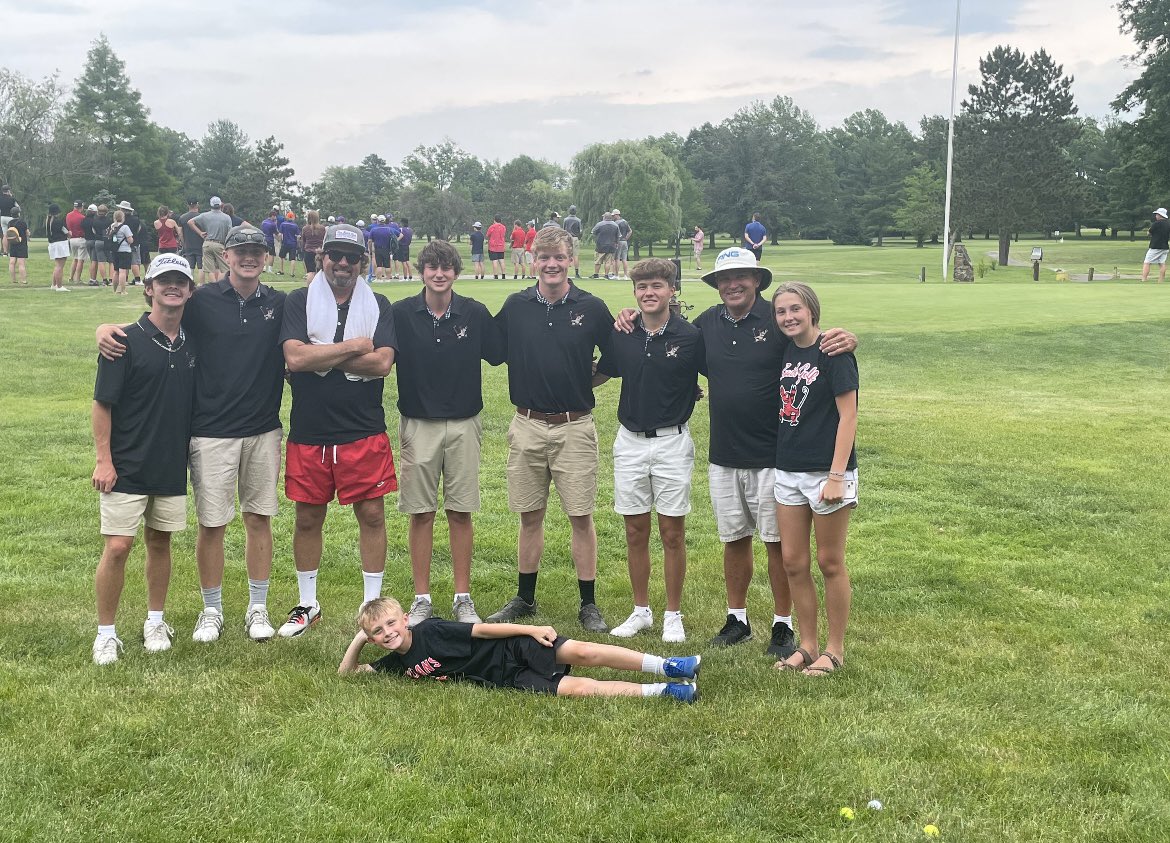nick_winning11's tweet photo. Sectional runner up by one stroke but individual medalist with a (-1) 70. Proud of this team and ready for regionals. @indianahsgolf https://t.co/W5USXeLCzH