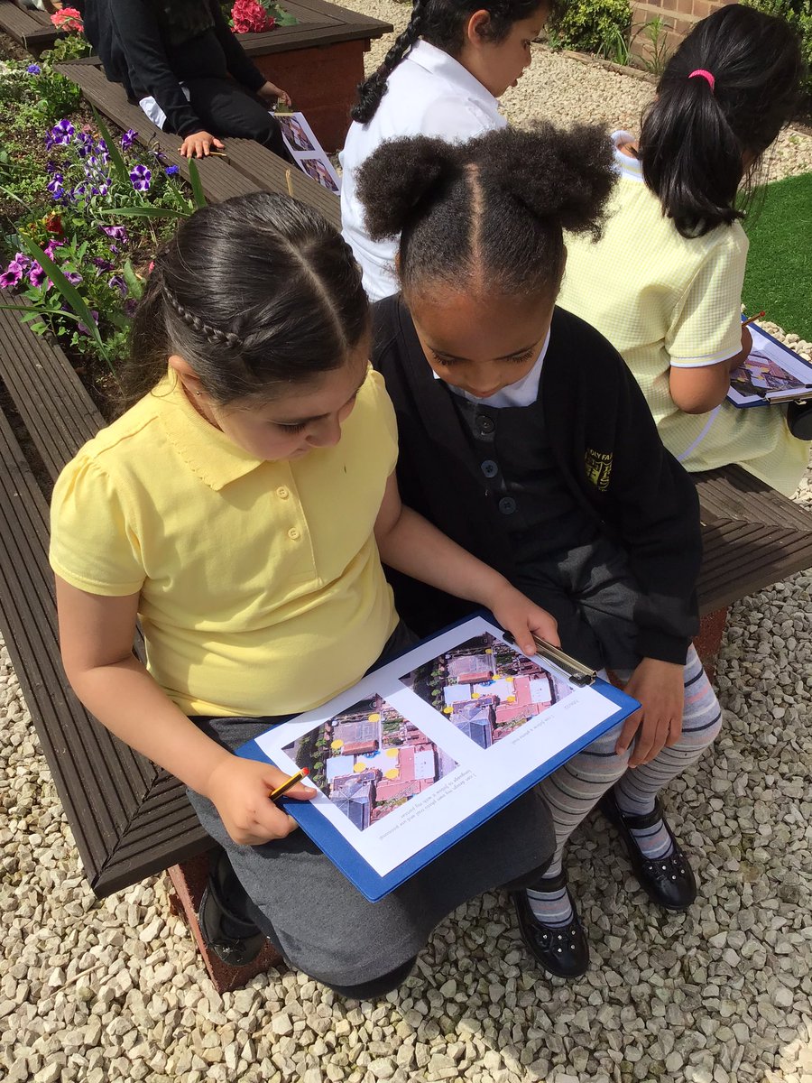 HolyFamilyYear1's tweet image. We can use positional language to follow a photo trail in our school grounds! #NationalFieldworkWeek @BCPP_ @b_cltd