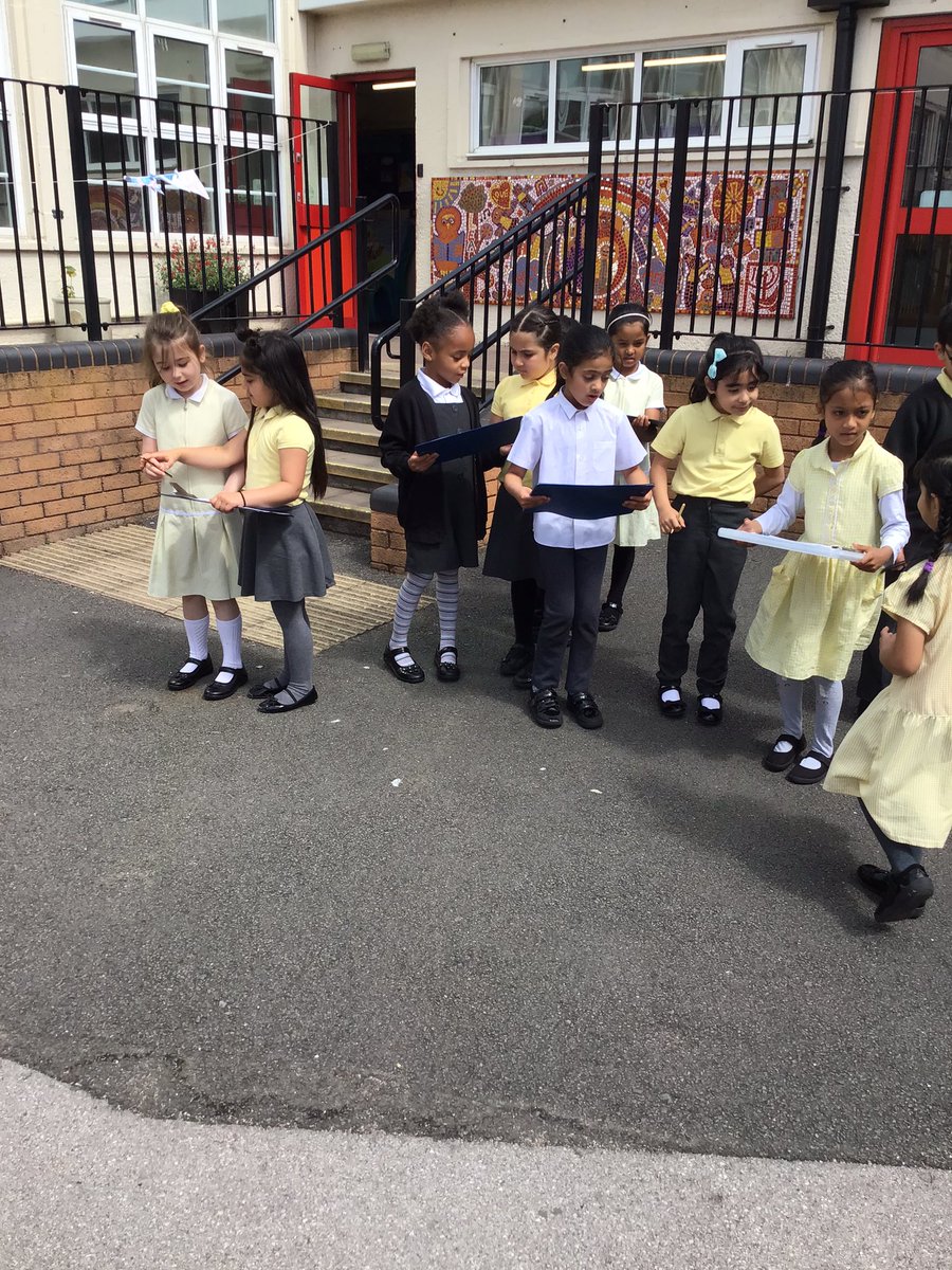 HolyFamilyYear1's tweet image. We can use positional language to follow a photo trail in our school grounds! #NationalFieldworkWeek @BCPP_ @b_cltd