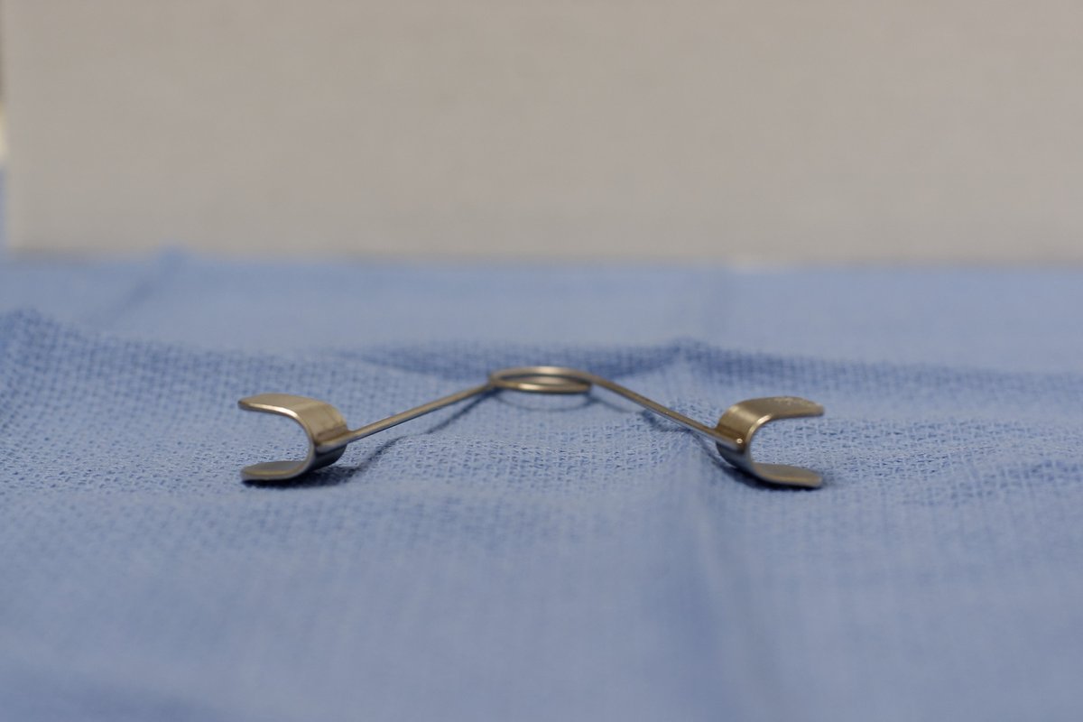 Welcome to another Tools of the Trade Thursday by the AAES! Custom spring retractors help enable endocrine surgeons free up their hands for delicate dissections around the recurrent laryngeal nerve.
@AmThyroidAssn @ParaTroupers1