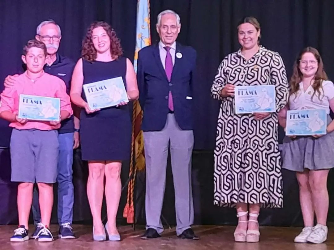 fallamorato's tweet photo. Fantàstica VII Gala d'entrega dels Premis del Casal Bernat i Baldoví Falles 2022.

Enguany estem d'enhorabona, hem arreplegat dos Distincions Flama i el  Segon Premi Garrofa a la millor crítica en la Falla. Entregats per les Falleres Majors de Valéncia. https://t.co/ofjJCkEdXy
