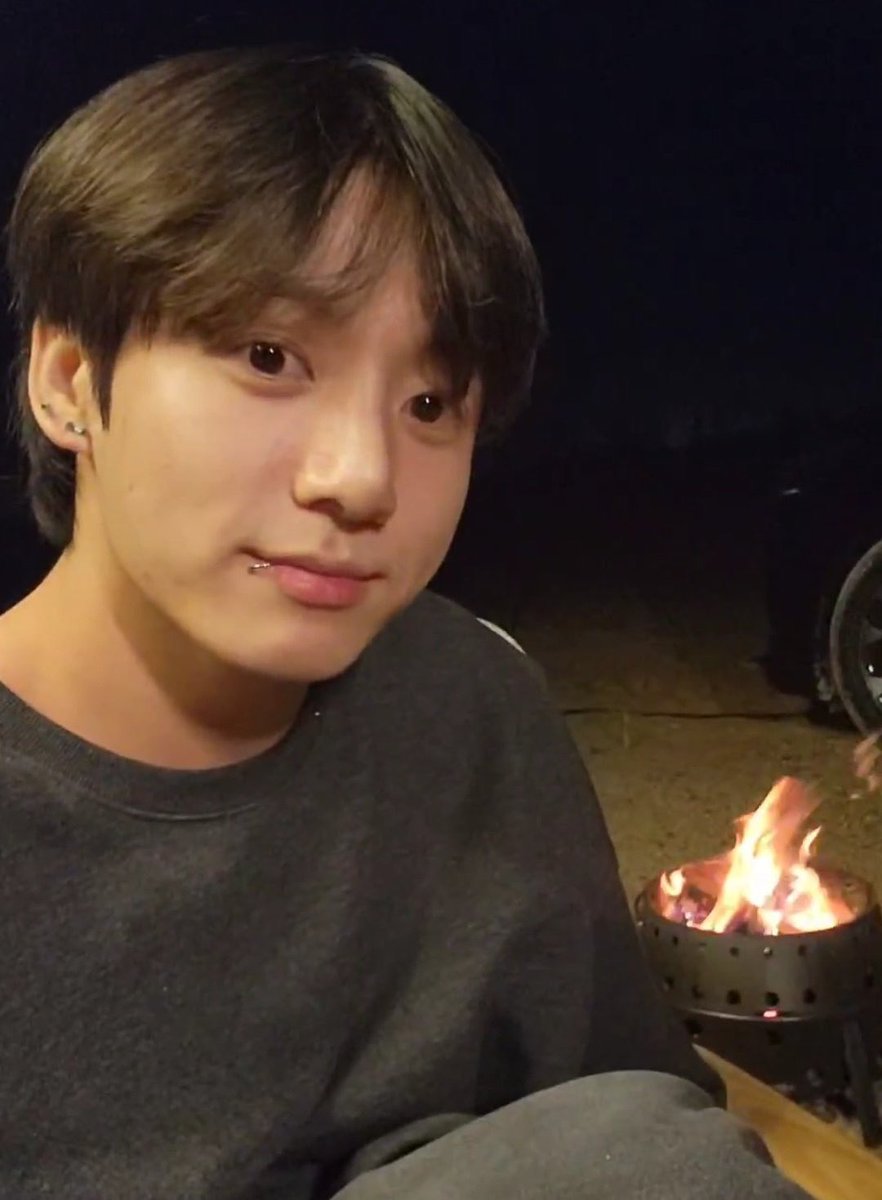 rochero24's tweet photo. like I just wanna chill with him? Drink and laugh and be silly. Ring some bells and maybe fall in love? 🤭 https://t.co/505cNu6P90