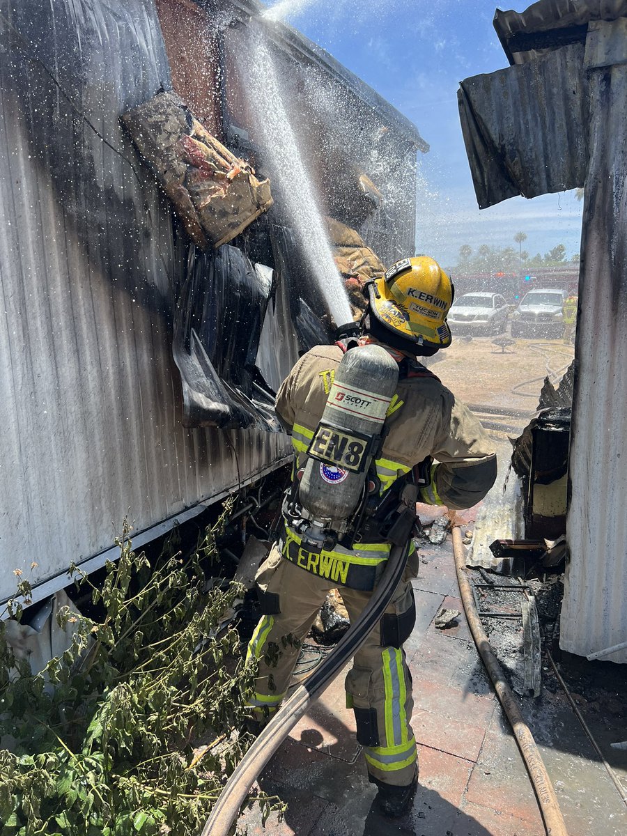 TucsonFireDept's tweet photo. #TucsonFire Engine 8 worked alongside @NorthwestFire Engine 331 to quickly control a shed fire, preventing additional damage to nearby homes. Single resident evacuated safely 🚒💨 Fire investigators and building safety are en route #TFD #NWFD #firefighter #Tucson #autoaid https://t.co/2yPq6YHkEO