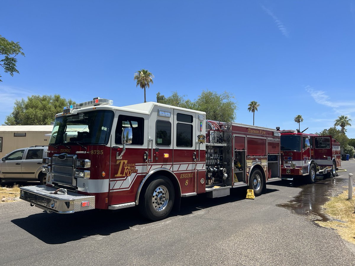 TucsonFireDept's tweet photo. #TucsonFire Engine 8 worked alongside @NorthwestFire Engine 331 to quickly control a shed fire, preventing additional damage to nearby homes. Single resident evacuated safely 🚒💨 Fire investigators and building safety are en route #TFD #NWFD #firefighter #Tucson #autoaid https://t.co/2yPq6YHkEO