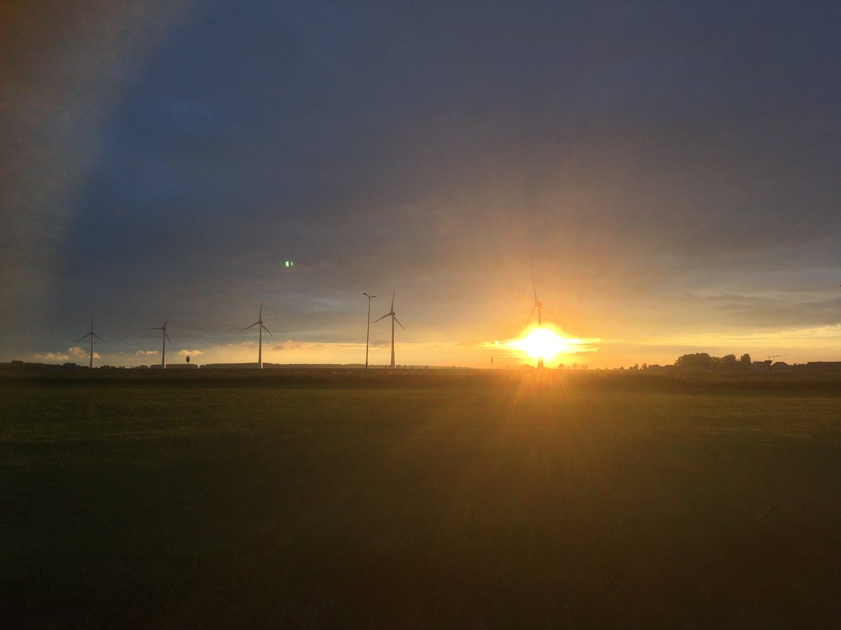 RvdBrom's tweet photo. Zonsondergang met een industrieel tintje. Fraai gekleurde lucht tussen de windmolens en hoogspanningsmast vanavond in #NieuwBeijerland https://t.co/4rxhzMx6xZ